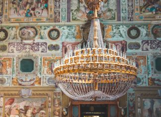 Huge Chandeliers HD Wallpapers