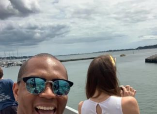 Man Flashes Engagement Ring For a Month Without His Girlfriend Noticing