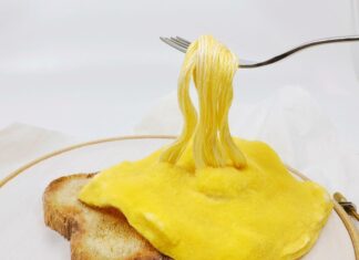 Youmeng Liu’s Food Embroidery Looks So Real You’ll Want to Take a Bite