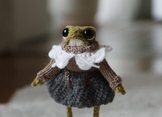 French Knitter Creates Frog Dolls Dressed in Adorable Outfits